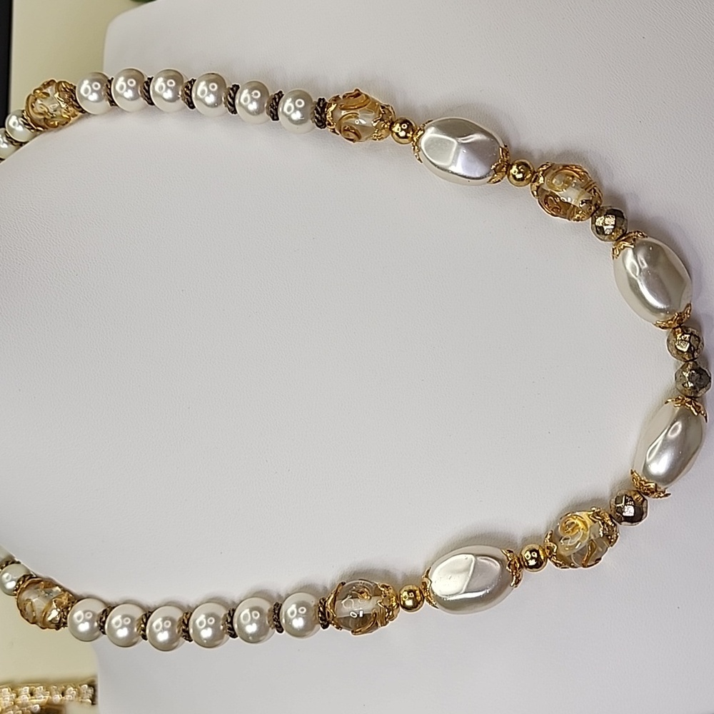 Elegant Gold Tone, Faux Pearl w Glass Beads Necklace - Picture 2 of 7